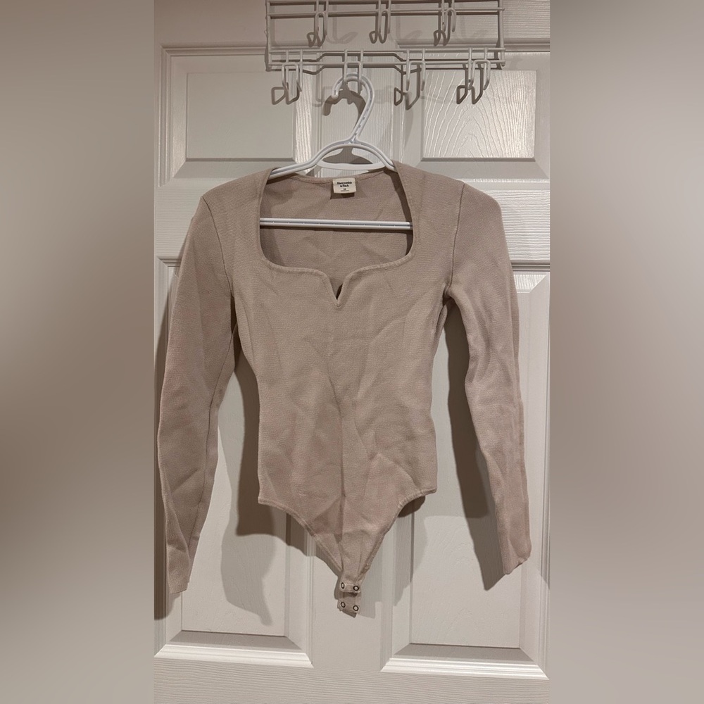 💚 Abercrombie & Fitch Cream Long Sleeve Bodysuit